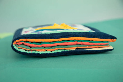 Lilliputiens Książeczka edukacyjna "Uczę się sam ubierać" Piesek Jules 18 m+