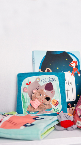 LILLIPUTIENS Książeczka z mini-pacynką na palec wielofunkcyjna "Buziaki dla Cezara" Niedźwiadek Cesar 12 m +