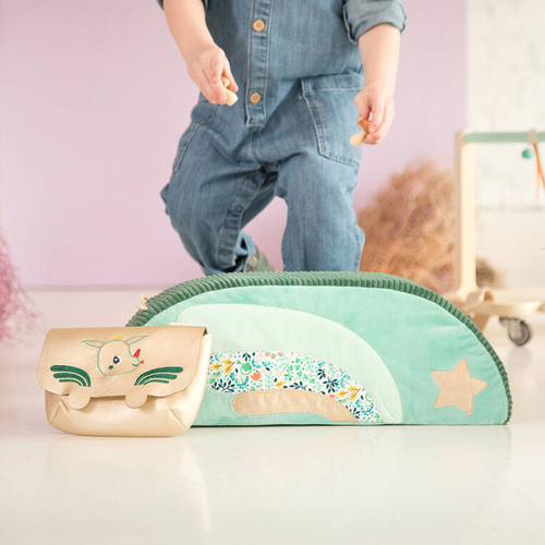 LILLIPUTIENS Drewniany jeździk 2 w 1 z miękkim siedziskiem i torebką Smok Joe 12 m+