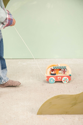 Lilliputiens Drewniany wózek do ciągnięcia Wóz strażacki Lew Jack 12 m+