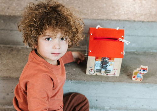 LILLIPUTIENS Drewniany domek manipulacyjny z zamkami Lisek Włamywacz 3 lata+