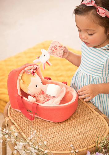 LILLIPUTIENS Lalka dzidziuś w gondoli z komforterem i butelką mleka Lena 12 m+