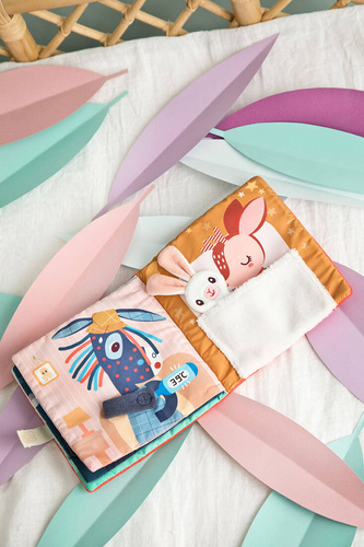 LILLIPUTIENS Miękka książeczka aktywizująca z mini-komforterem „Stella i jej przytulanka” 12 m+